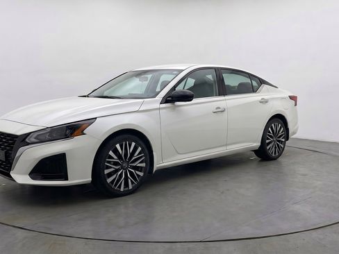 Used 2025 Nissan Altima 2.5 SV FWD image 3