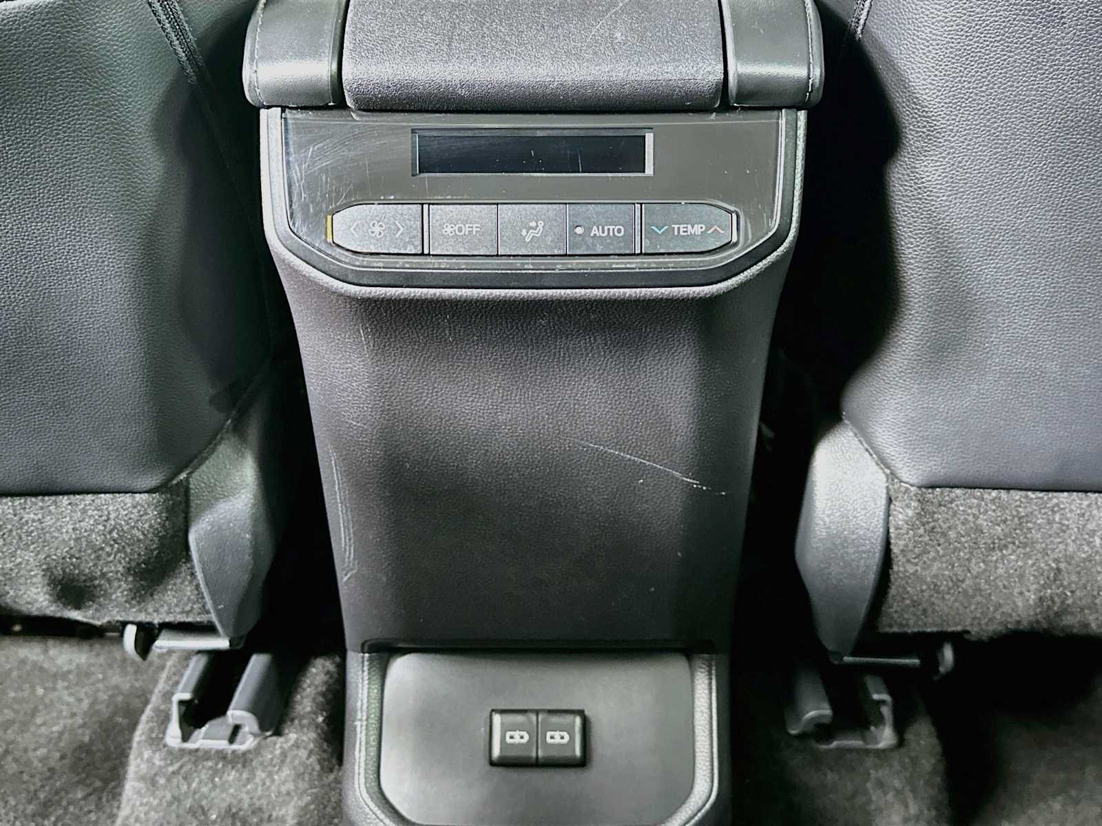 Used 2024 Toyota Highlander XLE FWD image 23