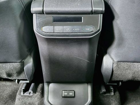 Used 2024 Toyota Highlander XLE FWD image 23