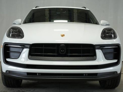 Certified 2025 Porsche Macan AWD/4WD image 11