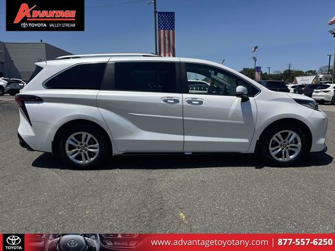 Used 2023 Toyota Sienna Limited AWD/4WD image 4
