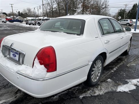 Used 2004 Lincoln Town Car Executive image 3