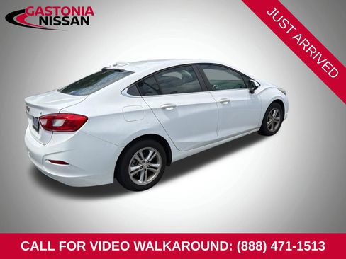 Used 2017 Chevrolet Cruze LT FWD image 1