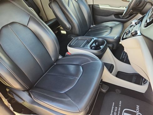 Used 2020 Chrysler Voyager Lxi FWD image 13
