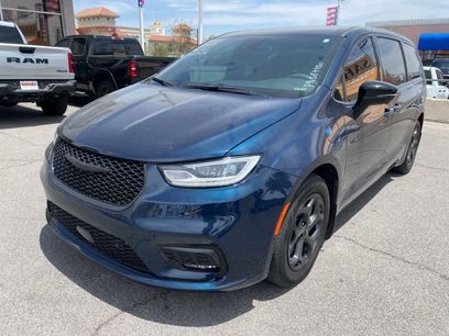 Used 2023 Chrysler Pacifica Limited w/ Uconnect Theater Family Group