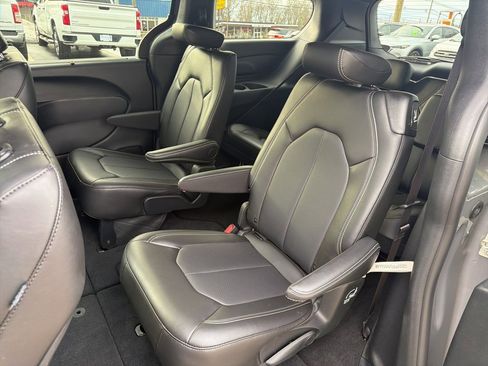 Used 2025 Chrysler Pacifica Select image 17