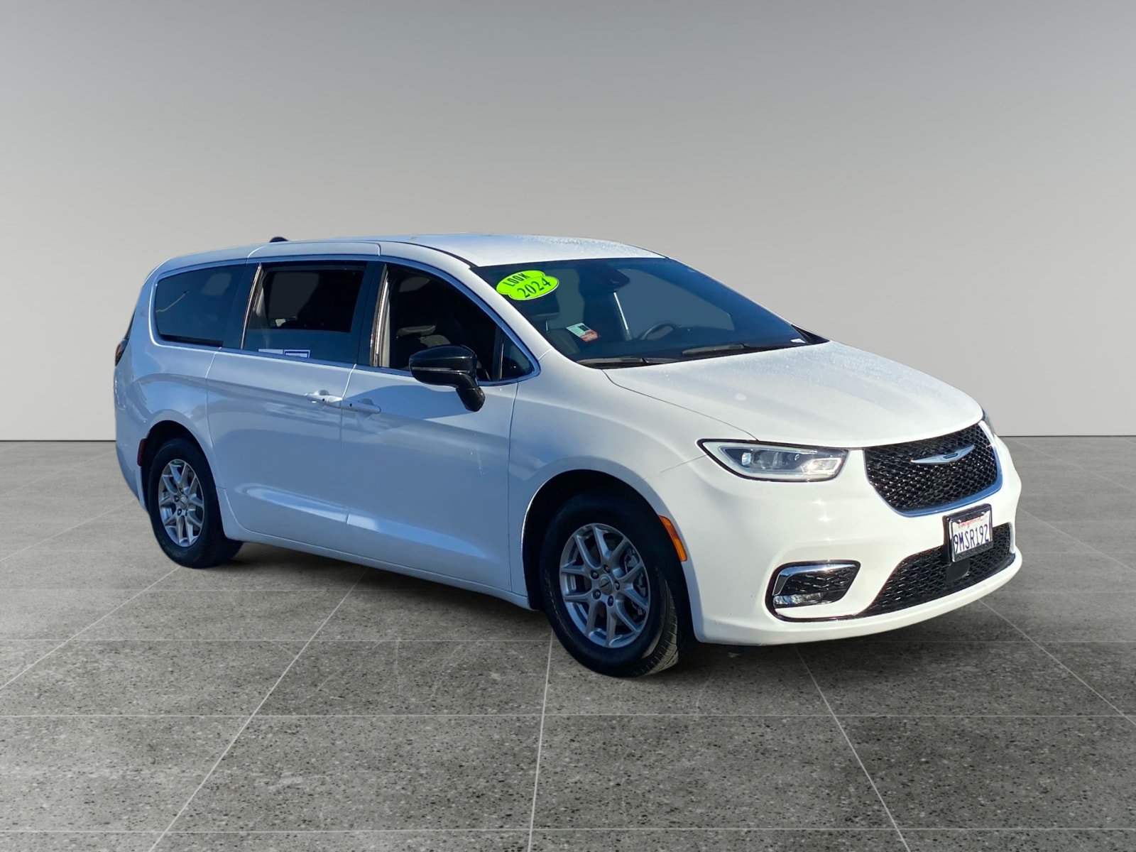 Used 2024 Chrysler Pacifica Touring FWD image 7