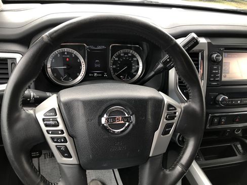 Used 2018 Nissan Titan SV w/ SV Convenience Package image 15