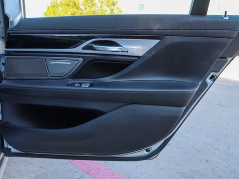 Used 2019 BMW 740i w/ Executive Package image 11