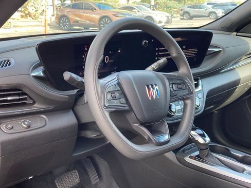 Used 2025 Buick Envista Preferred image 8