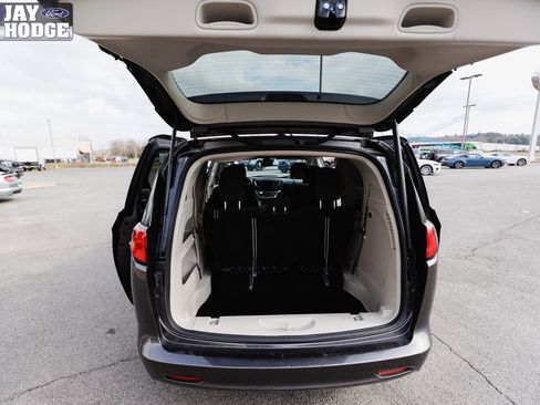 Used 2023 Chrysler Voyager LX image 5