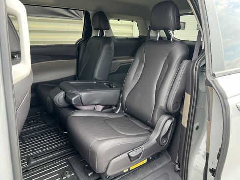 New 2026 Kia Carnival EX image 13