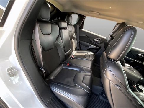 Used 2020 Jeep Cherokee Latitude Plus FWD image 18