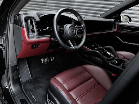 Certified 2025 Porsche Cayenne GTS AWD/4WD image 4