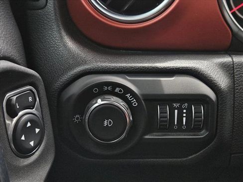 Used 2022 Jeep Wrangler Unlimited Rubicon w/ Cold Weather Group AWD/4WD image 18
