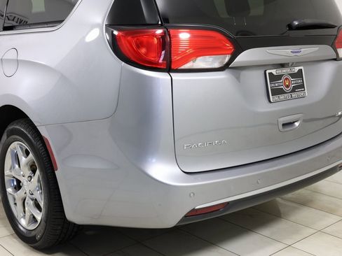 Used 2019 Chrysler Pacifica Limited image 48