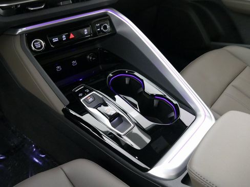 Used 2025 Audi Q5 Premium w/ Convenience Package image 21