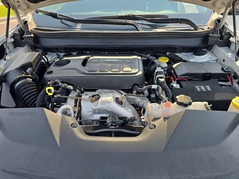 Used 2019 Jeep Cherokee Trailhawk AWD/4WD image 24