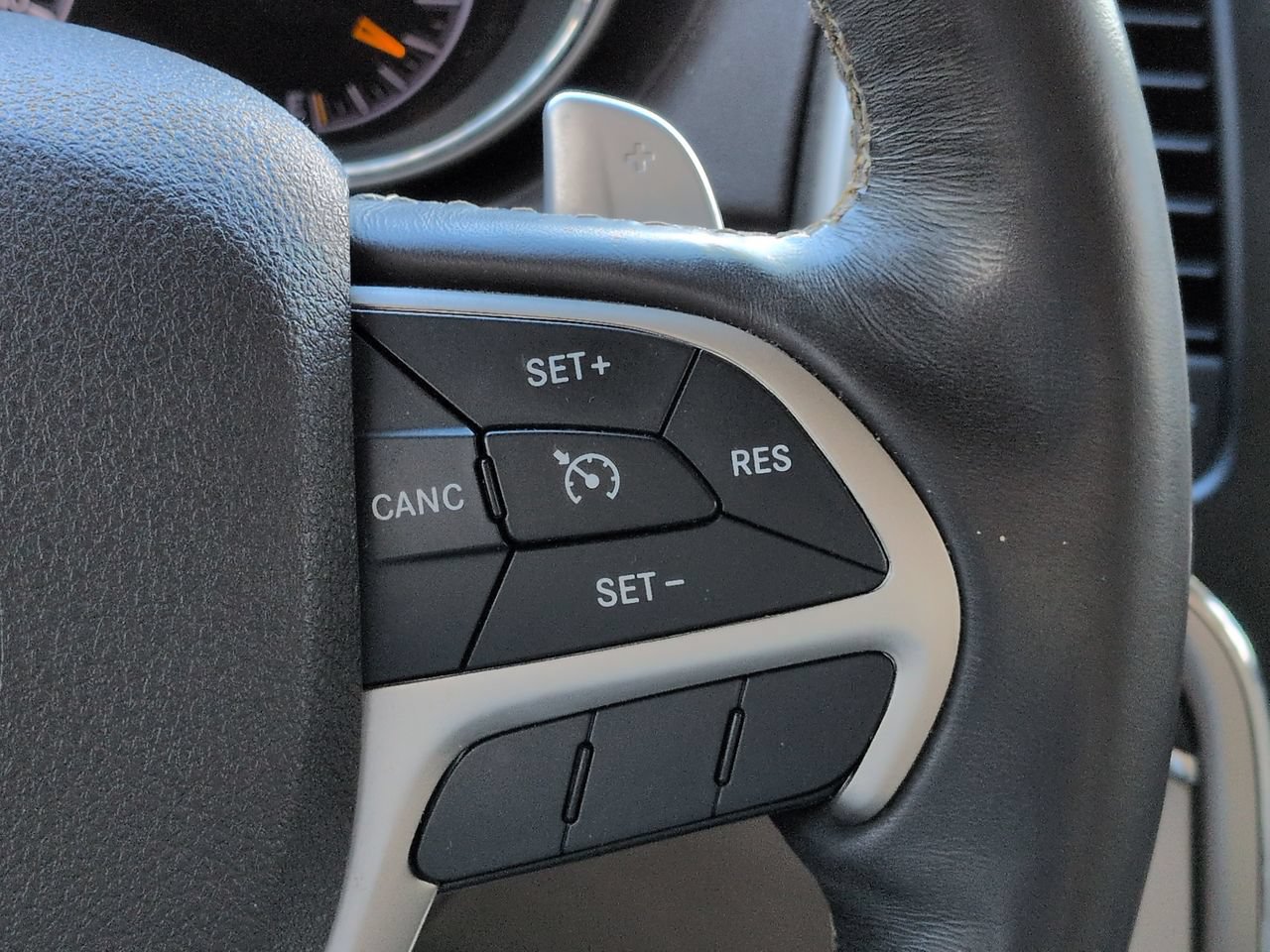 Used 2017 Jeep Grand Cherokee Overland AWD/4WD image 28