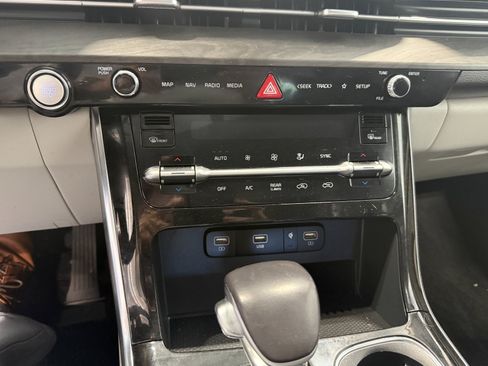 Used 2024 Kia Carnival EX FWD image 24
