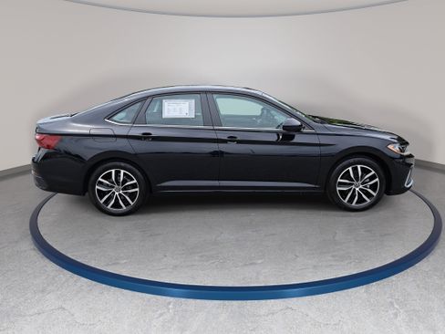Certified 2025 Volkswagen Jetta SE FWD image 4