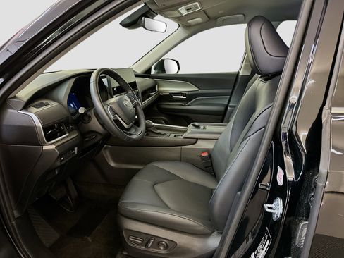 Used 2025 Toyota Grand Highlander XLE image 13