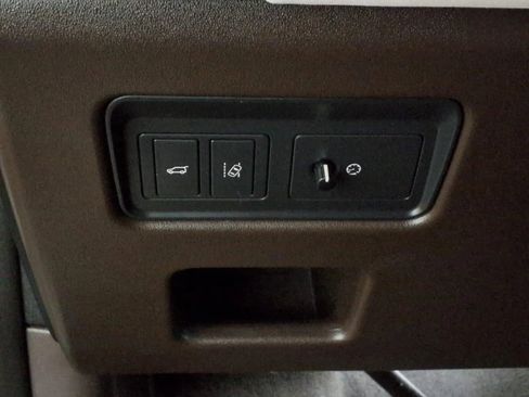 Used 2018 Land Rover Discovery HSE AWD/4WD image 19