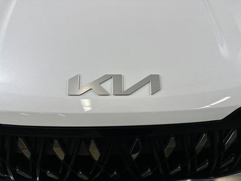 Used 2025 Kia Carnival image 9