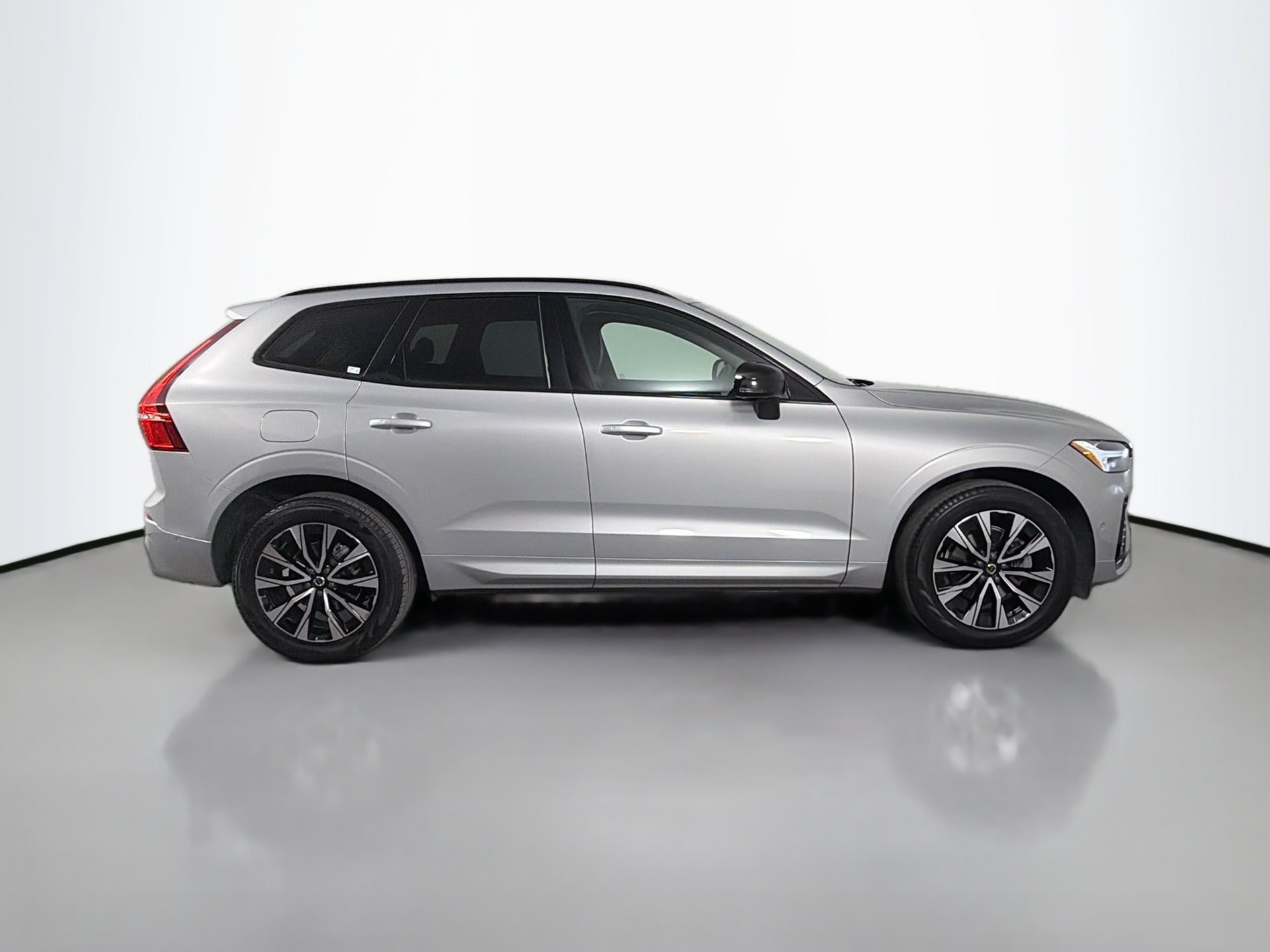 Certified 2023 Volvo XC60 B5 Plus w/ Protection Package Premier AWD/4WD image 5