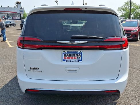 Used 2022 Chrysler Pacifica Touring-L image 4
