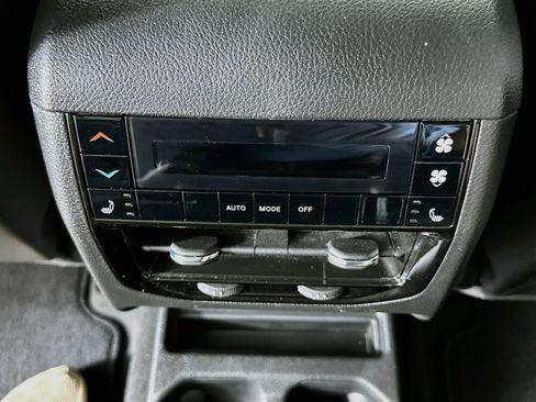 Used 2023 Jeep Grand Cherokee L Limited AWD/4WD image 27