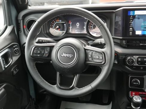 Used 2025 Jeep Gladiator Rubicon w/ Safety Group AWD/4WD image 15