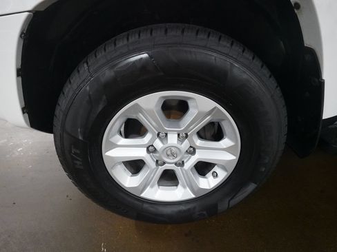 Used 2020 Toyota 4Runner SR5 AWD/4WD image 28