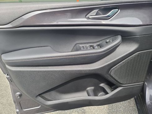 Used 2023 Jeep Grand Cherokee L Laredo image 28