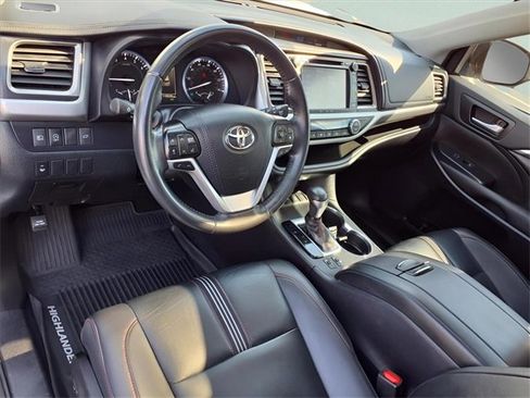Used 2019 Toyota Highlander SE image 22