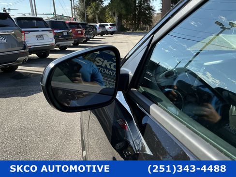 Used 2025 Chevrolet Trax LT w/ LT Convenience Package image 10