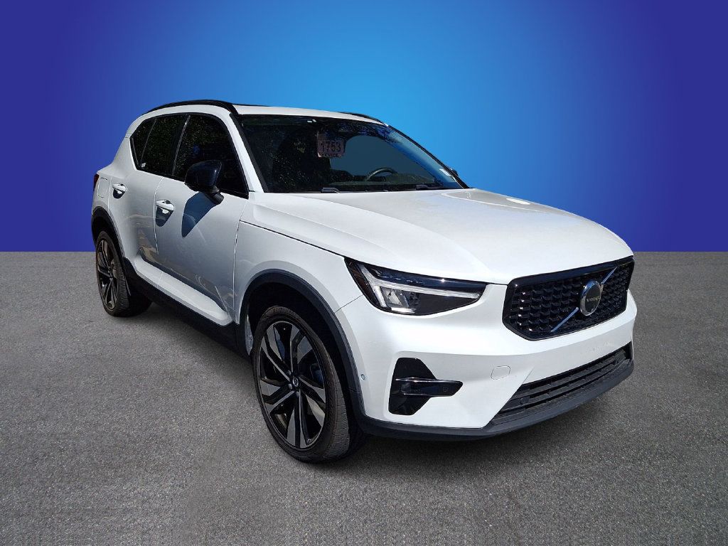 Used 2024 Volvo XC40 B5 Plus w/ Climate Package AWD/4WD image 2