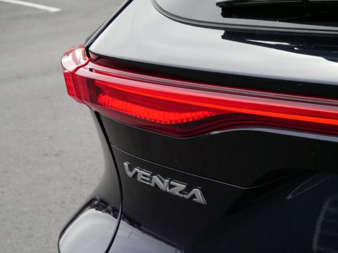 New 2024 Toyota Venza Limited image 17