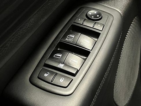 Used 2021 Jeep Grand Cherokee Laredo X AWD/4WD image 16