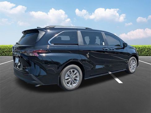 New 2026 Toyota Sienna XLE FWD image 4