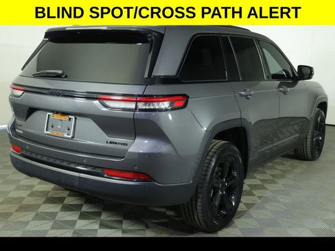 Used 2023 Jeep Grand Cherokee Limited w/ Black Appearance Package AWD/4WD image 11