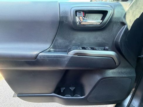 Used 2019 Toyota Tacoma TRD Sport image 29