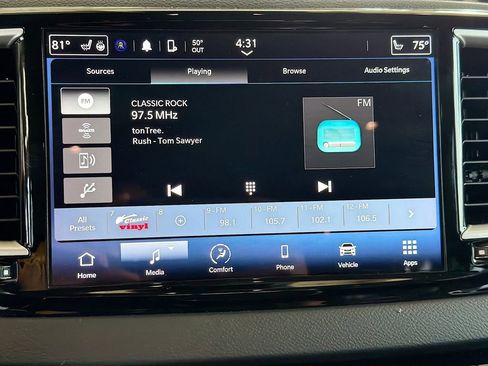 Used 2023 Chrysler Pacifica Touring-L FWD image 17