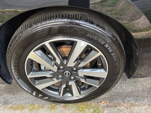 Used 2025 Nissan Versa SV FWD image 30