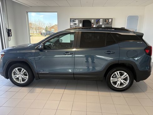 Used 2024 GMC Terrain SLE w/ Driver Convenience Package image 3