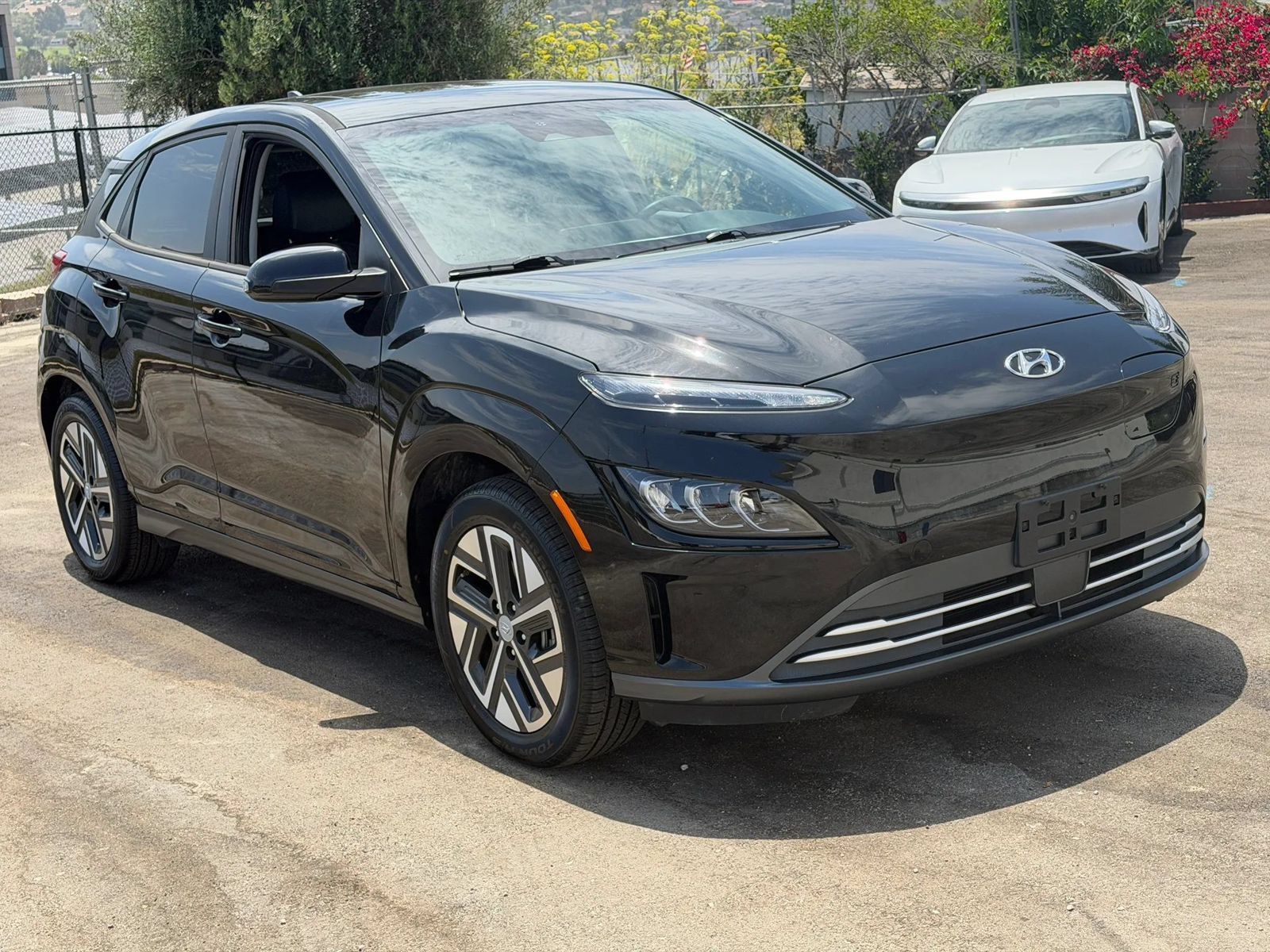 Used 2023 Hyundai Kona Limited FWD image 3