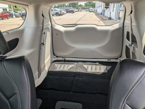 Used 2022 Chrysler Pacifica Touring-L FWD image 17