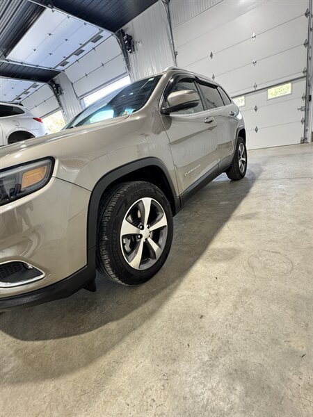 Used 2019 Jeep Cherokee Limited AWD/4WD image 4