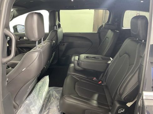 New 2026 Chrysler Pacifica Select image 18