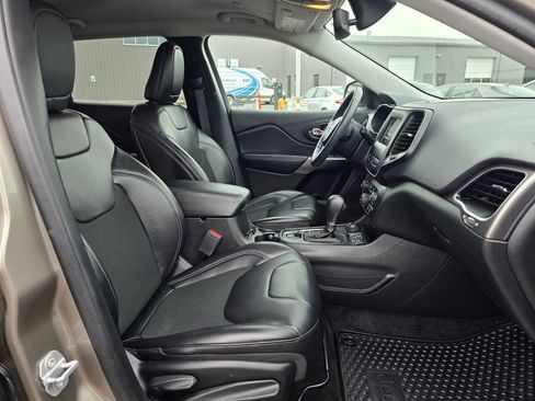 Used 2019 Jeep Cherokee Latitude Plus w/ Comfort/Convenience Group AWD/4WD image 14